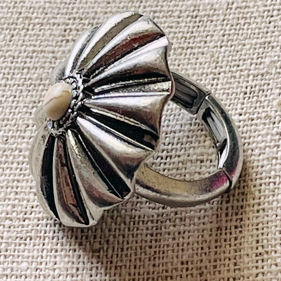 ❤️JUST IN!❤️ Julice Silver Sunburst Stretch Stone Ring - Picture 2 of 2